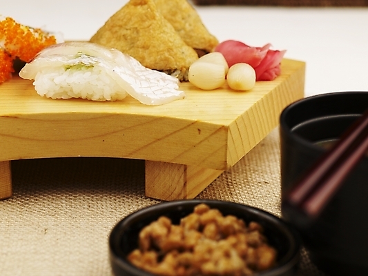 포토 JPG 스튜디오촬영 음식 젓가락 실내 근접촬영 사람없음 가로 초밥 모듬초밥 유부초밥 낫토 도미뱃살 롤스시 캘리포니아롤 일본음식 국내포토 뷰포인트 수저 내부 모듬 파일형식