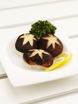 포토 JPG 스튜디오촬영 접시 음식 실내 파슬리 사람없음 세로 초록색 노란색 버섯 초밥 레몬 표고버섯 버섯초밥 일본음식 국내포토 식기 컬러 채소 과일 내부 파일형식