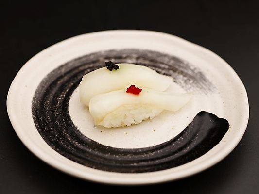 포토 JPG 스튜디오촬영 접시 음식 실내 누끼 근접촬영 사람없음 장식 가로 초밥 오징어 오징어초밥 일본음식 국내포토 식기 뷰포인트 연체동물 내부 수중동물 파일형식