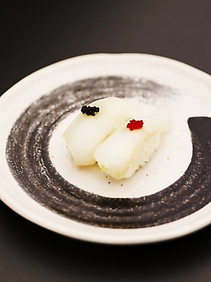 포토 JPG 스튜디오촬영 접시 음식 실내 근접촬영 사람없음 장식 세로 초밥 오징어 오징어초밥 일본음식 국내포토 식기 뷰포인트 연체동물 내부 수중동물 파일형식