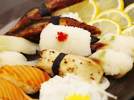 포토 JPG 스튜디오촬영 음식 실내 근접촬영 사람없음 장식 가로 초밥 오징어 연어 모듬초밥 새송이버섯 일본음식 국내포토 뷰포인트 연체동물 어류 내부 수중동물 버섯 모듬 파일형식