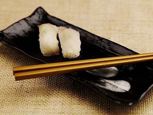 포토 JPG 스튜디오촬영 접시 음식 젓가락 실내 근접촬영 사람없음 장식 가로 초밥 놀래미 놀래미초밥 일본음식 국내포토 식기 뷰포인트 수저 어류 내부 파일형식