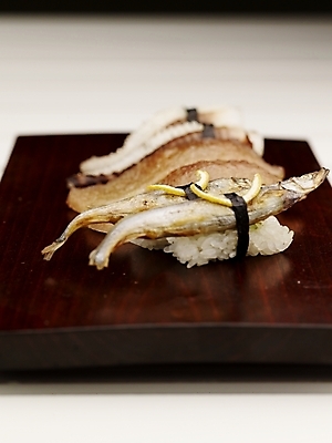 포토 JPG 스튜디오촬영 음식 실내 근접촬영 사람없음 장식 세로 초밥 시샤모 열빙어 참치스테이크 한치 일본음식 국내포토 뷰포인트 스테이크 내부 오징어 파일형식