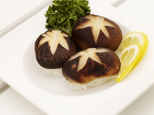 포토 JPG 스튜디오촬영 접시 음식 실내 근접촬영 사람없음 장식 가로 버섯 레몬 표고버섯 버섯초밥 일본음식 국내포토 식기 뷰포인트 과일 내부 초밥 파일형식