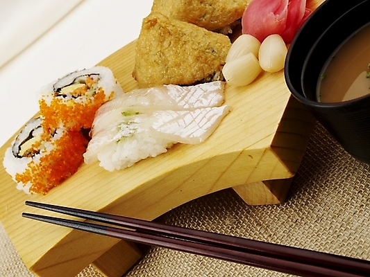 포토 JPG 스튜디오촬영 음식 젓가락 실내 근접촬영 사람없음 장식 가로 초밥 모듬초밥 유부초밥 장국 도미뱃살 롤스시 캘리포니아롤 일본음식 국내포토 뷰포인트 수저 내부 국 모듬 파일형식