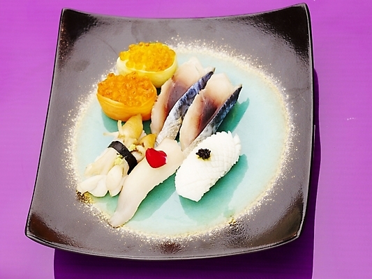 포토 JPG 스튜디오촬영 접시 음식 실내 누끼 근접촬영 사람없음 장식 가로 초밥 오징어 고등어 군함말이초밥 연어알 키조개 일본음식 국내포토 식기 뷰포인트 조개 연체동물 어류 내부 알 수중동물 파일형식