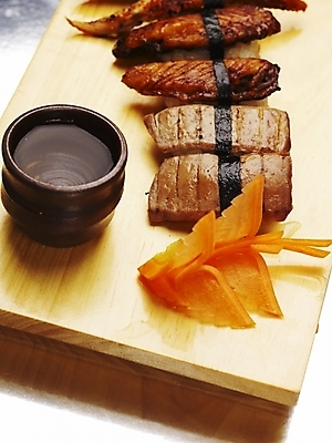 포토 JPG 스튜디오촬영 그릇 음식 실내 근접촬영 사람없음 장식 세로 물 초밥 물컵 다다끼 아께미다다끼 장어초밥 일본음식 국내포토 자연요소 식기 뷰포인트 내부 컵 파일형식