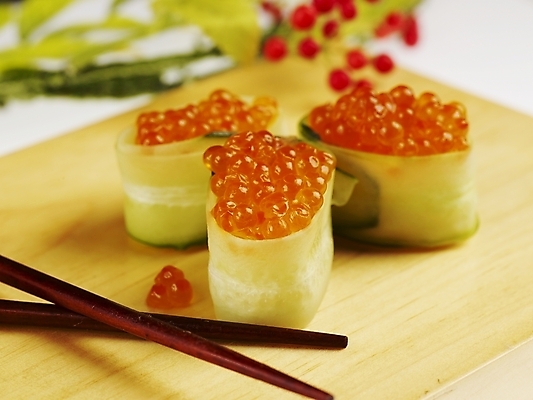 포토 JPG 스튜디오촬영 음식 젓가락 오이 도마 실내 근접촬영 사람없음 장식 가로 초밥 군함말이초밥 연어알 일본음식 국내포토 뷰포인트 채소 주방용품 수저 내부 알 파일형식