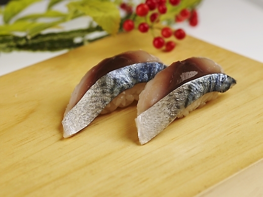 포토 JPG 스튜디오촬영 음식 도마 실내 근접촬영 사람없음 장식 가로 초밥 고등어 고등어초밥 일본음식 국내포토 뷰포인트 주방용품 어류 내부 파일형식