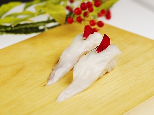 포토 JPG 스튜디오촬영 음식 도마 실내 근접촬영 사람없음 장식 가로 초밥 오징어 오징어초밥 일본음식 국내포토 뷰포인트 주방용품 연체동물 내부 수중동물 파일형식