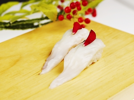 포토 JPG 스튜디오촬영 음식 도마 실내 근접촬영 사람없음 장식 가로 초밥 오징어 오징어초밥 일본음식 국내포토 뷰포인트 주방용품 연체동물 내부 수중동물 파일형식