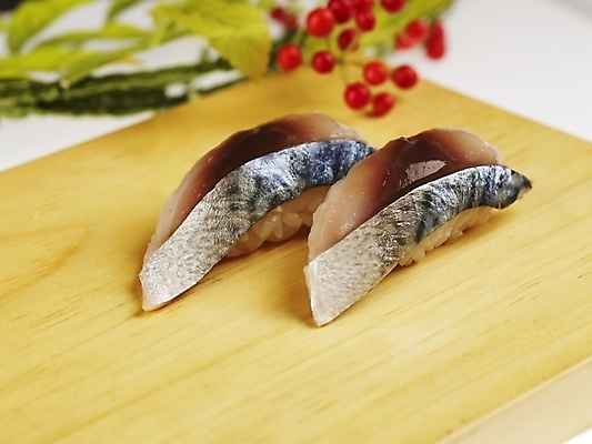 포토 JPG 스튜디오촬영 음식 도마 실내 근접촬영 사람없음 장식 가로 초밥 고등어 고등어초밥 일본음식 국내포토 뷰포인트 주방용품 어류 내부 파일형식