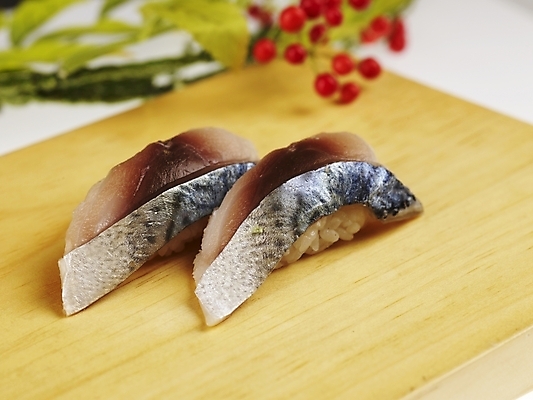 포토 JPG 스튜디오촬영 음식 도마 실내 근접촬영 사람없음 장식 가로 초밥 고등어 고등어초밥 일본음식 국내포토 뷰포인트 주방용품 어류 내부 파일형식