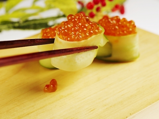 포토 JPG 스튜디오촬영 음식 젓가락 오이 도마 실내 근접촬영 사람없음 장식 가로 빨간색 초록색 노란색 초밥 군함말이초밥 연어알 일본음식 국내포토 뷰포인트 컬러 채소 주방용품 수저 내부 알 파일형식