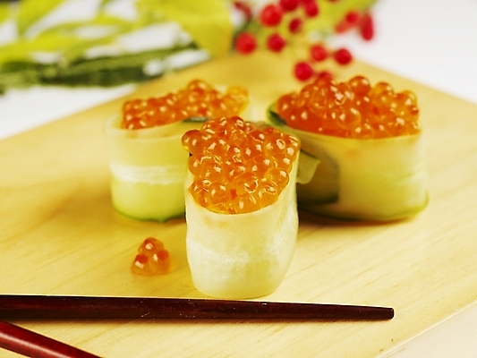 포토 JPG 스튜디오촬영 음식 젓가락 오이 도마 실내 근접촬영 사람없음 장식 가로 빨간색 초록색 노란색 초밥 군함말이초밥 연어알 일본음식 국내포토 뷰포인트 컬러 채소 주방용품 수저 내부 알 파일형식