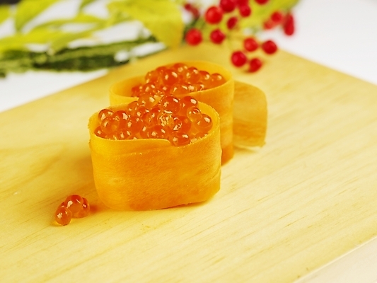 포토 JPG 스튜디오촬영 음식 도마 실내 근접촬영 사람없음 장식 가로 빨간색 초록색 노란색 당근 초밥 군함말이초밥 연어알 일본음식 국내포토 뷰포인트 컬러 주방용품 뿌리채소 내부 알 파일형식