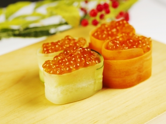 포토 JPG 스튜디오촬영 음식 오이 도마 실내 근접촬영 사람없음 장식 가로 빨간색 초록색 노란색 당근 초밥 군함말이초밥 연어알 일본음식 국내포토 뷰포인트 컬러 채소 주방용품 뿌리채소 내부 알 파일형식