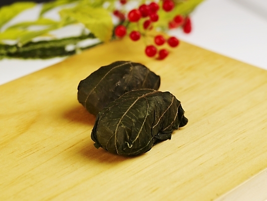 포토 JPG 스튜디오촬영 음식 도마 실내 근접촬영 사람없음 장식 가로 빨간색 초록색 노란색 초밥 깻잎 깻잎초밥 일본음식 국내포토 뷰포인트 컬러 채소 주방용품 내부 파일형식