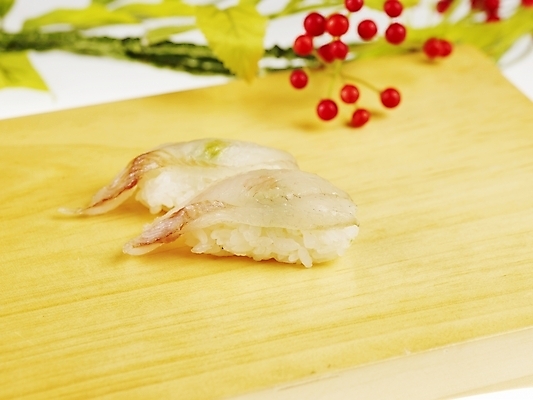 포토 JPG 스튜디오촬영 음식 도마 실내 근접촬영 사람없음 장식 가로 빨간색 초록색 노란색 초밥 놀래미 놀래미초밥 일본음식 국내포토 뷰포인트 컬러 주방용품 어류 내부 파일형식