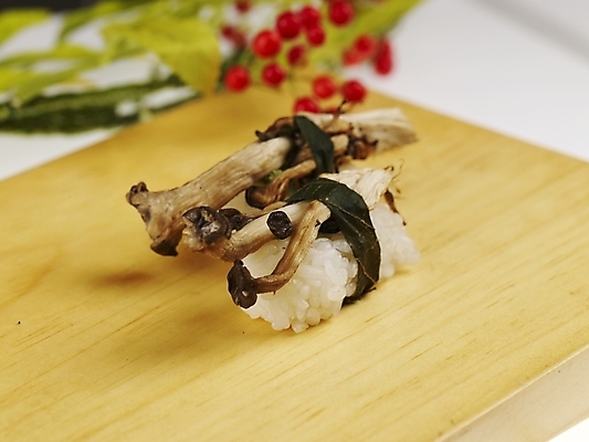 포토 JPG 스튜디오촬영 음식 도마 실내 근접촬영 사람없음 장식 가로 빨간색 초록색 노란색 버섯 초밥 버섯초밥 일본음식 국내포토 뷰포인트 컬러 주방용품 내부 파일형식