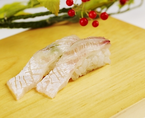 포토 JPG 스튜디오촬영 음식 도마 실내 근접촬영 사람없음 장식 가로 빨간색 초록색 노란색 초밥 도미 도미뱃살 도미초밥 일본음식 국내포토 뷰포인트 컬러 주방용품 어류 내부 파일형식