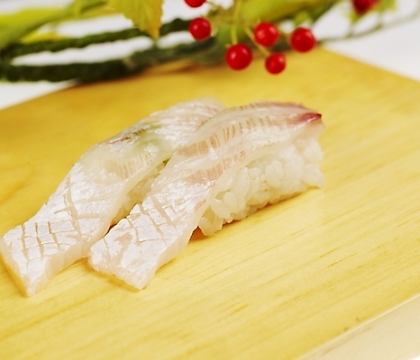 포토 JPG 스튜디오촬영 음식 도마 실내 근접촬영 사람없음 장식 가로 빨간색 초록색 노란색 초밥 도미 도미뱃살 도미초밥 일본음식 국내포토 뷰포인트 컬러 주방용품 어류 내부 파일형식