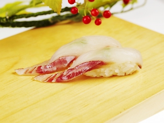 포토 JPG 스튜디오촬영 음식 도마 실내 근접촬영 사람없음 장식 가로 빨간색 초록색 노란색 초밥 민어 민어뱃살 민어초밥 일본음식 국내포토 뷰포인트 컬러 주방용품 어류 내부 파일형식