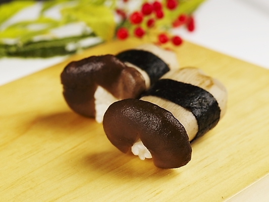 포토 JPG 스튜디오촬영 음식 도마 실내 근접촬영 사람없음 장식 가로 빨간색 초록색 노란색 버섯 초밥 버섯초밥 일본음식 국내포토 뷰포인트 컬러 주방용품 내부 파일형식