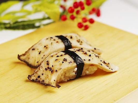 포토 JPG 스튜디오촬영 음식 도마 실내 근접촬영 사람없음 장식 가로 빨간색 초록색 노란색 버섯 초밥 송이버섯 버섯초밥 새송이버섯 일본음식 국내포토 뷰포인트 컬러 주방용품 내부 파일형식