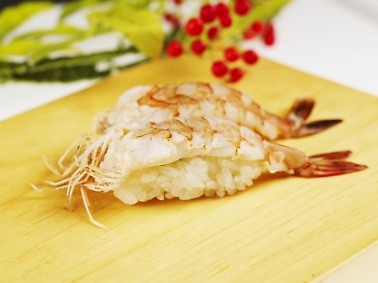 포토 JPG 스튜디오촬영 음식 새우 도마 실내 근접촬영 사람없음 장식 가로 빨간색 초록색 노란색 초밥 새우초밥 일본음식 국내포토 뷰포인트 컬러 주방용품 갑각류 내부 파일형식