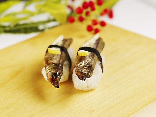 포토 JPG 스튜디오촬영 음식 도마 실내 근접촬영 사람없음 장식 가로 빨간색 초록색 노란색 초밥 시샤모초밥 열빙어 일본음식 국내포토 뷰포인트 컬러 주방용품 내부 파일형식