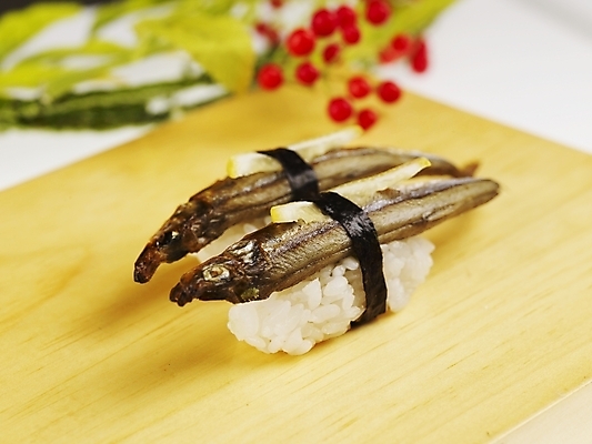 포토 JPG 스튜디오촬영 음식 도마 실내 근접촬영 사람없음 장식 가로 빨간색 초록색 노란색 초밥 시샤모초밥 열빙어 일본음식 국내포토 뷰포인트 컬러 주방용품 내부 파일형식