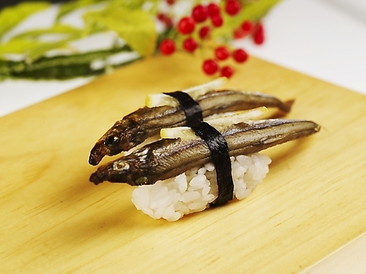 포토 JPG 스튜디오촬영 음식 도마 실내 근접촬영 사람없음 장식 가로 빨간색 초록색 노란색 초밥 시샤모초밥 열빙어 일본음식 국내포토 뷰포인트 컬러 주방용품 내부 파일형식