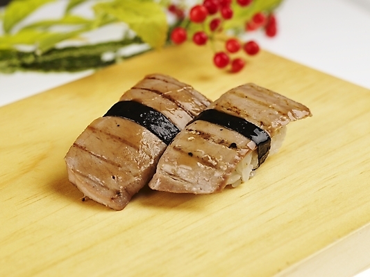 포토 JPG 스튜디오촬영 음식 도마 실내 근접촬영 사람없음 장식 가로 빨간색 초록색 노란색 초밥 다다끼 아께미다다끼 일본음식 국내포토 뷰포인트 컬러 주방용품 내부 파일형식