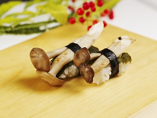 포토 JPG 스튜디오촬영 음식 도마 실내 근접촬영 사람없음 장식 가로 빨간색 초록색 노란색 버섯 초밥 버섯초밥 어린새송이 일본음식 국내포토 뷰포인트 컬러 주방용품 내부 파일형식