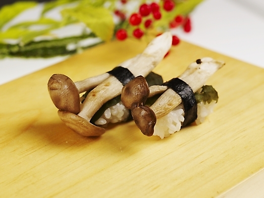 포토 JPG 스튜디오촬영 음식 도마 실내 근접촬영 사람없음 장식 가로 빨간색 초록색 노란색 버섯 초밥 버섯초밥 어린새송이 일본음식 국내포토 뷰포인트 컬러 주방용품 내부 파일형식