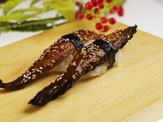 포토 JPG 스튜디오촬영 음식 도마 실내 근접촬영 사람없음 장식 가로 빨간색 초록색 노란색 초밥 장어초밥 일본음식 국내포토 뷰포인트 컬러 주방용품 내부 파일형식