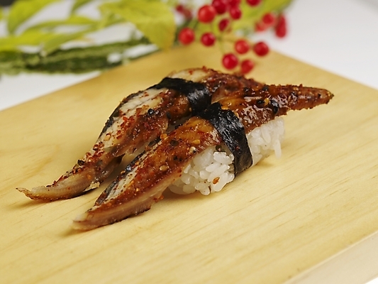 포토 JPG 스튜디오촬영 음식 도마 실내 근접촬영 사람없음 장식 가로 빨간색 초록색 노란색 초밥 장어초밥 일본음식 국내포토 뷰포인트 컬러 주방용품 내부 파일형식