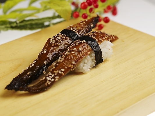 포토 JPG 스튜디오촬영 음식 도마 실내 근접촬영 사람없음 장식 가로 빨간색 초록색 노란색 초밥 장어초밥 일본음식 국내포토 뷰포인트 컬러 주방용품 내부 파일형식