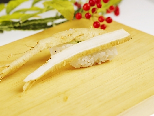 포토 JPG 스튜디오촬영 음식 도마 실내 근접촬영 사람없음 장식 가로 빨간색 초록색 노란색 초밥 인삼 일본음식 국내포토 뷰포인트 컬러 주방용품 내부 삼 파일형식