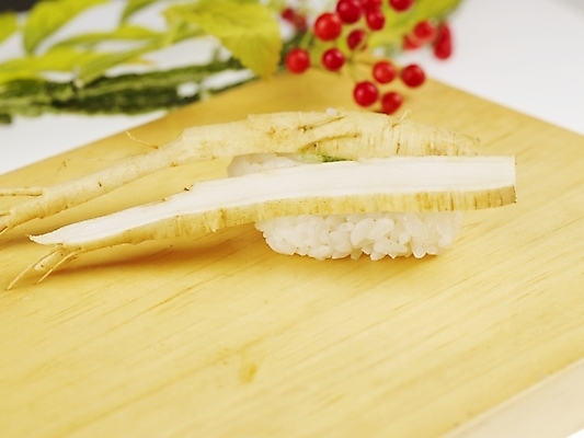 포토 JPG 스튜디오촬영 음식 도마 실내 근접촬영 사람없음 장식 가로 빨간색 초록색 노란색 초밥 인삼 일본음식 국내포토 뷰포인트 컬러 주방용품 내부 삼 파일형식