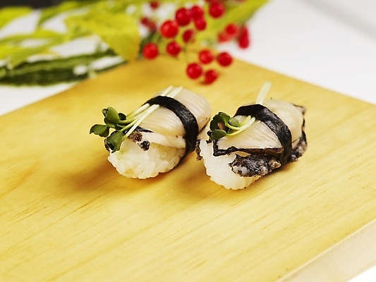 포토 JPG 스튜디오촬영 음식 도마 실내 근접촬영 사람없음 장식 가로 빨간색 초록색 노란색 초밥 전복 일본음식 국내포토 뷰포인트 컬러 주방용품 어패류 내부 파일형식