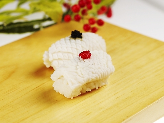 포토 JPG 스튜디오촬영 음식 도마 실내 근접촬영 사람없음 장식 가로 빨간색 초록색 노란색 초밥 오징어 줄무늬오징어 일본음식 국내포토 뷰포인트 컬러 주방용품 연체동물 내부 수중동물 파일형식