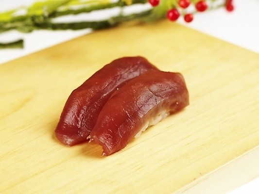 포토 JPG 스튜디오촬영 음식 도마 실내 근접촬영 사람없음 장식 가로 빨간색 초록색 노란색 초밥 참치 일본음식 국내포토 뷰포인트 컬러 주방용품 어류 내부 파일형식