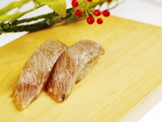 포토 JPG 스튜디오촬영 음식 도마 실내 근접촬영 사람없음 장식 가로 빨간색 초록색 노란색 초밥 참치스테이크 일본음식 국내포토 뷰포인트 컬러 주방용품 스테이크 내부 파일형식