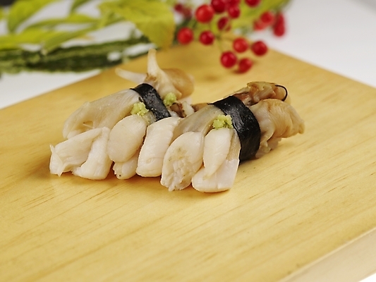 포토 JPG 스튜디오촬영 음식 도마 실내 근접촬영 사람없음 장식 가로 빨간색 초록색 노란색 초밥 키조개 일본음식 국내포토 뷰포인트 컬러 주방용품 조개 내부 파일형식