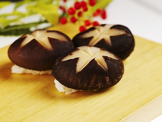 포토 JPG 스튜디오촬영 음식 도마 실내 근접촬영 사람없음 장식 가로 빨간색 초록색 노란색 버섯 초밥 표고버섯 일본음식 국내포토 뷰포인트 컬러 주방용품 내부 파일형식