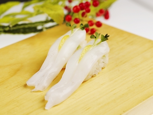 포토 JPG 스튜디오촬영 음식 도마 실내 근접촬영 사람없음 장식 가로 빨간색 초록색 노란색 초밥 한치 일본음식 국내포토 뷰포인트 컬러 주방용품 내부 오징어 파일형식