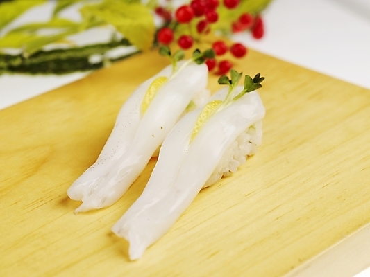 포토 JPG 스튜디오촬영 음식 도마 실내 근접촬영 사람없음 장식 가로 빨간색 초록색 노란색 초밥 한치 일본음식 국내포토 뷰포인트 컬러 주방용품 내부 오징어 파일형식