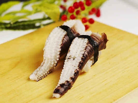 포토 JPG 스튜디오촬영 음식 도마 실내 근접촬영 사람없음 장식 가로 빨간색 초록색 노란색 초밥 한치 일본음식 국내포토 뷰포인트 컬러 주방용품 내부 오징어 파일형식